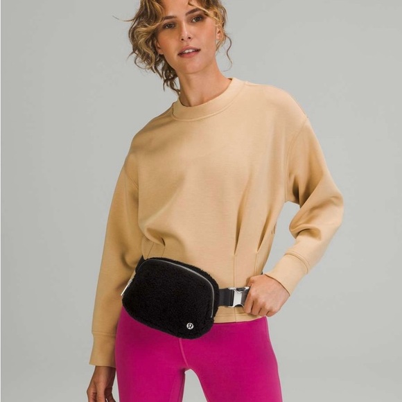 Lululemon Black Sherpa Belt Bag - Picture 5 of 16